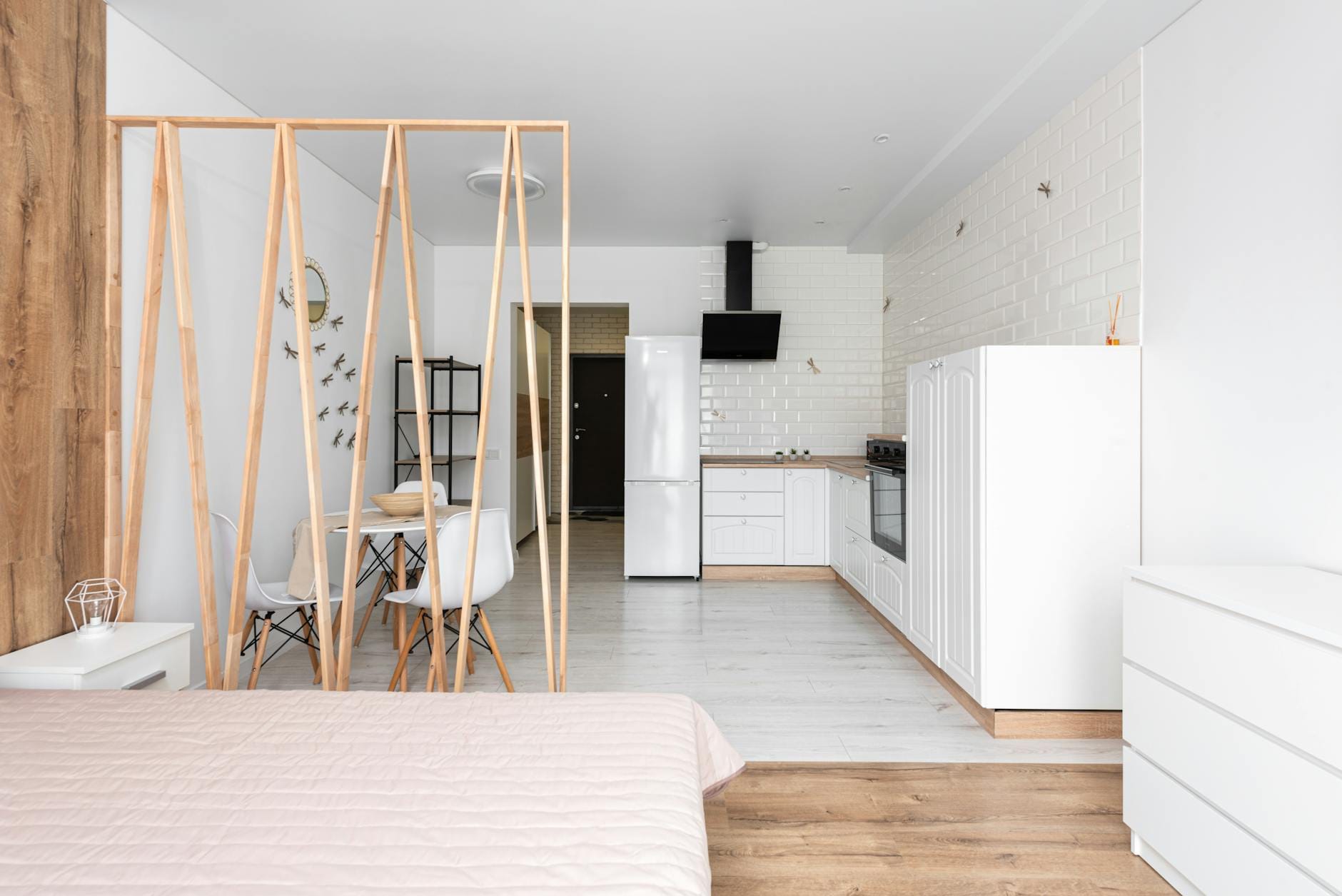 Nowoczesny mikroapartament typu studio z aneksem kuchennym i minimalistycznym wy
