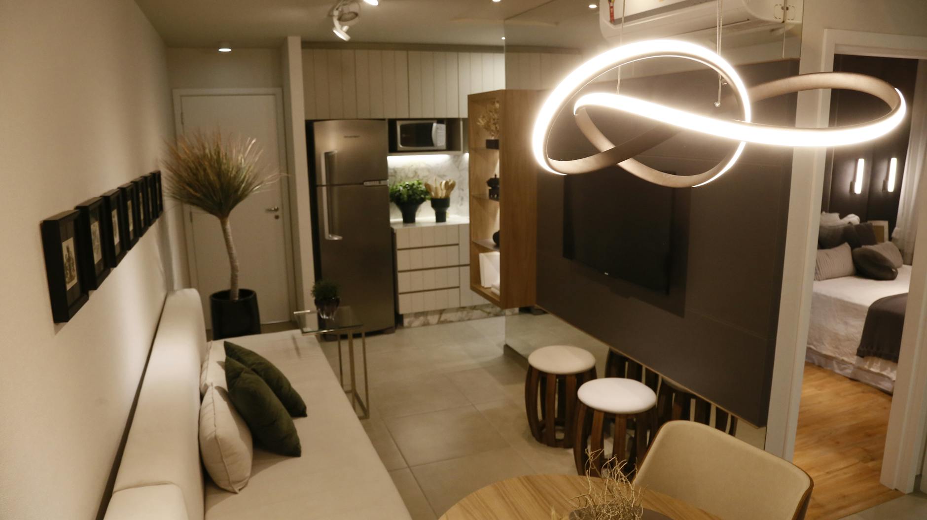 Nowoczesny salon z eleganckim oświetleniem i wystrojem Nowoczesny salon z eleganckim oświetleniem i wystrojem