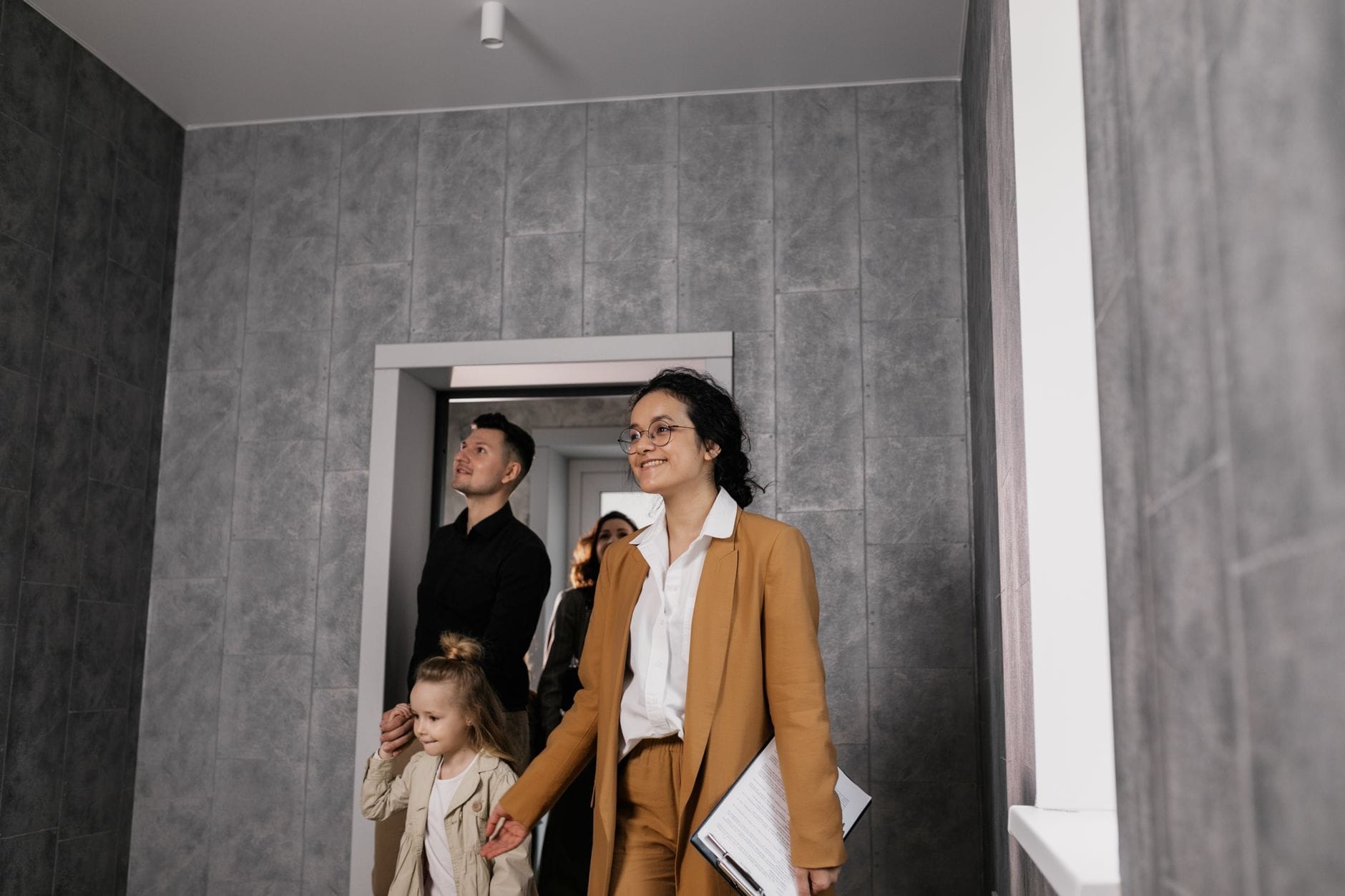 Jak znaleźć idealne mieszkanie na wynajem w centrum Katowic krok po kroku Rodzina ogląda z pośrednikiem nowoczesne mieszkanie na wynajem