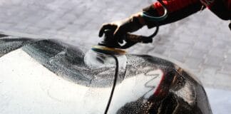 Jak zabezpieczyć lakier przed solą drogową i mrozem przed sezonem zimowym Ręczne polerowanie lakieru samochodu przed zimą