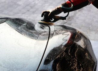 Jak zabezpieczyć lakier przed solą drogową i mrozem przed sezonem zimowym Ręczne polerowanie lakieru samochodu przed zimą
